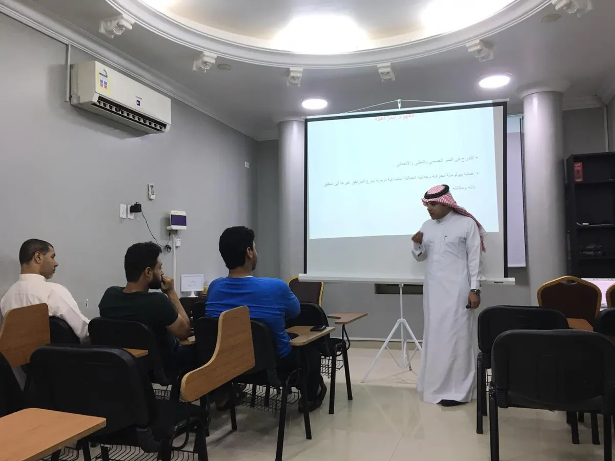 سنابس.. آل ناصر: الحماية الزائدة للمراهق تدمير لمهاراته.. ومشكلاته لا تحل بالمحاضرات
