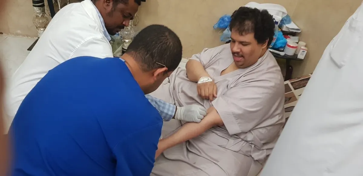 صحة الشرقية: فريق طبي يزور مريض السمنة الحنابي بصفوى