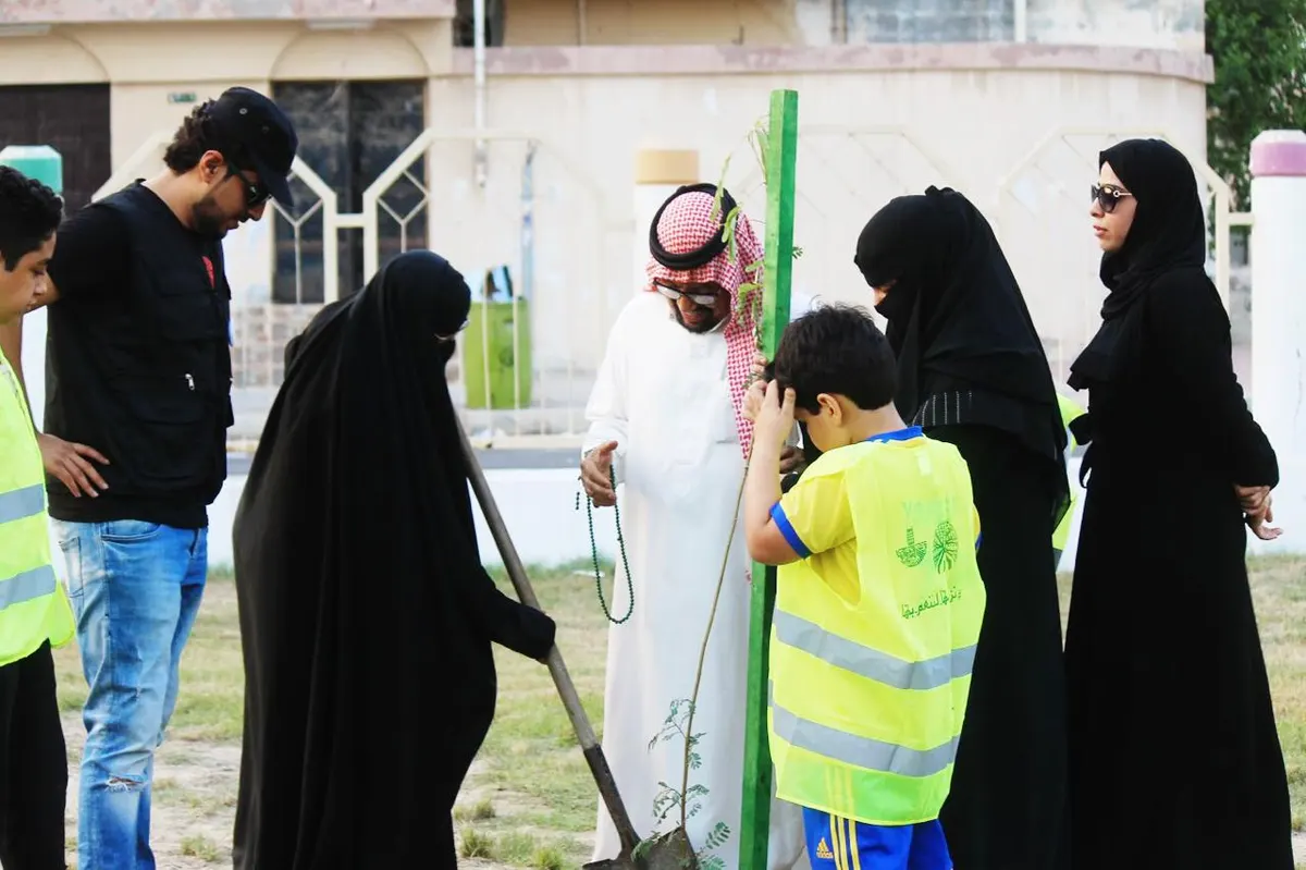 صفوى: ستينية تقود فريقًا تطوعيًا ضمن «حملة نزرعها لننعم بها»