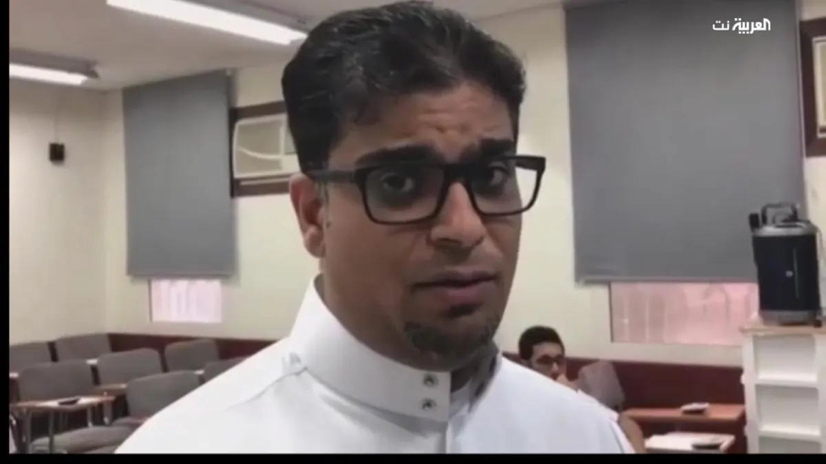 القديح.. معلم إنجليزي يقدم دروسًا مجانية لطلابه