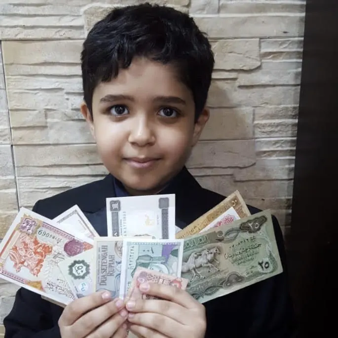 القديح: العنكي طفل مغرم بجمع العملات.. ويتمنى إنشاء متحف في منزله!