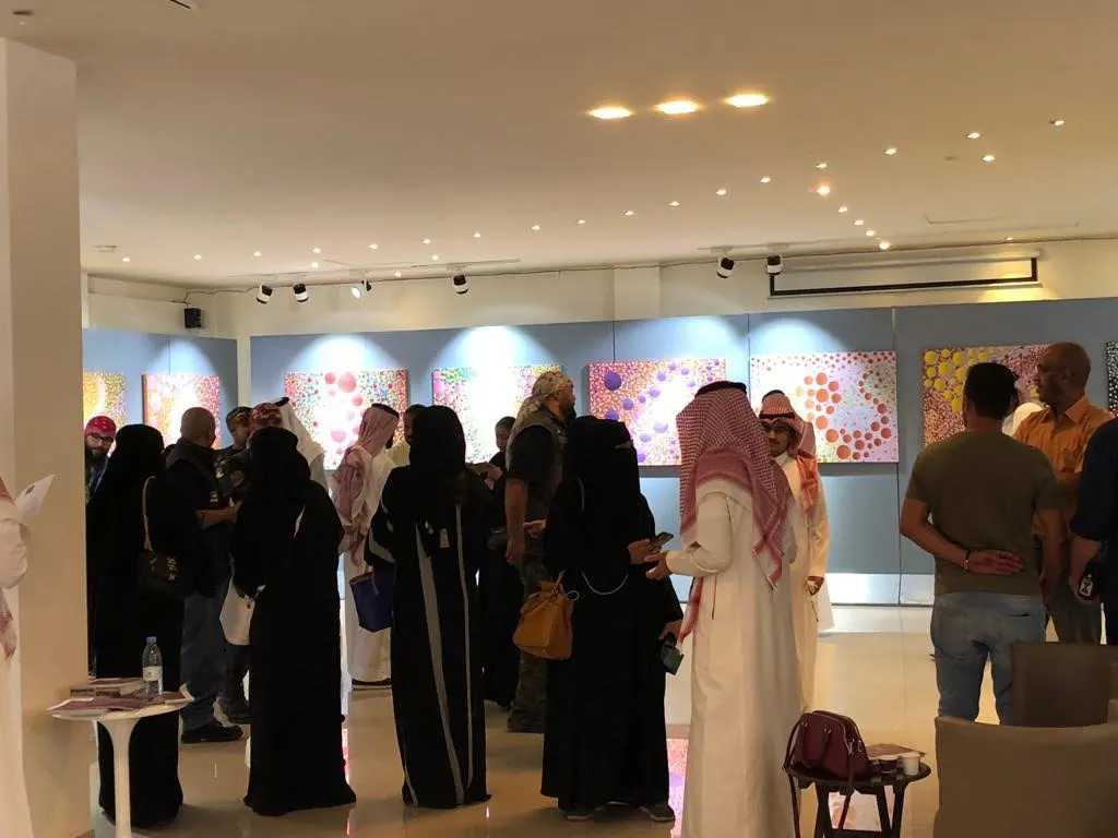 صفوى.. أم وبناتها الأربع يستوقفن زوار «فتنة القمر» في الرياض