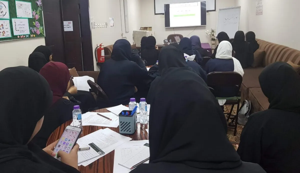 «ادرس صح» في العوامية.. نصائح السويداني تقود 24 فتاة لمهارات التفوق