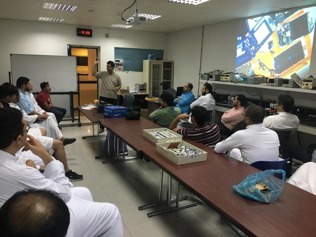بالصور.. 23 متدرباً يتعرفون على طرق صيانة الجوال في القطيف