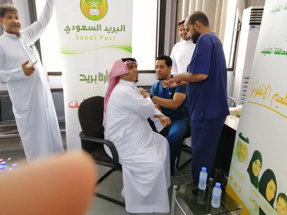تطعيم منسوبي بريد القطيف ضد الأنفلونزا الموسمية