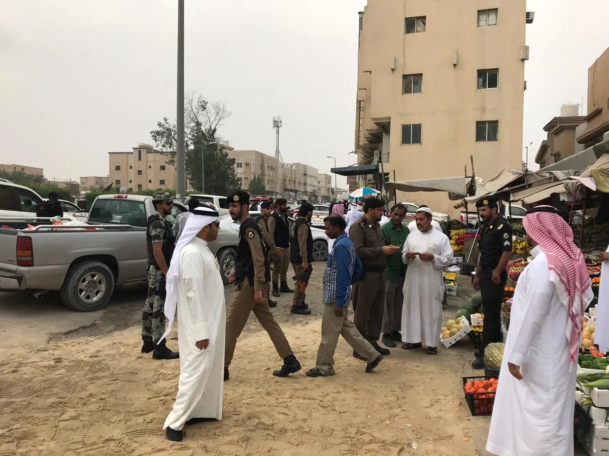 ضبط 54 مخالفًا لنظام العمل وتموينين داخل مزرعة وإغلاق حلاق في باب الشمال