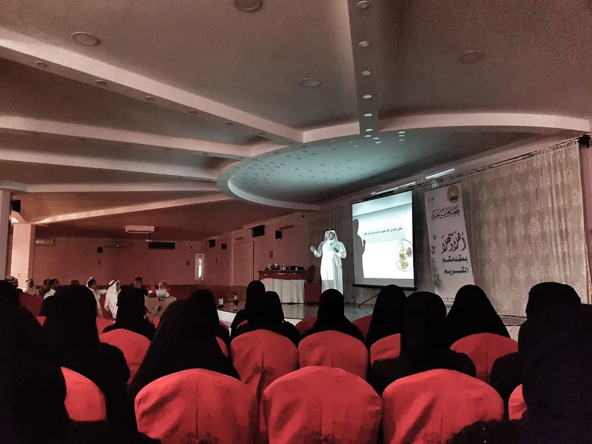 في 25 دقيقة.. مريط يمارس سحر «الاسترخاء» على 70 رجلًا وسيدة في العوامية