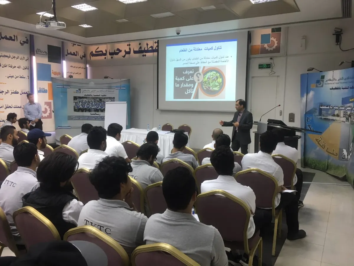العسيف محذرًا طلاب تقنية القطيف: ابتعدوا عن الوجبات السريعة