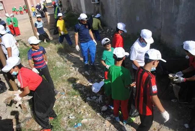بالصور.. 100 طفل يساهمون في تنظيف أحياء صفوى