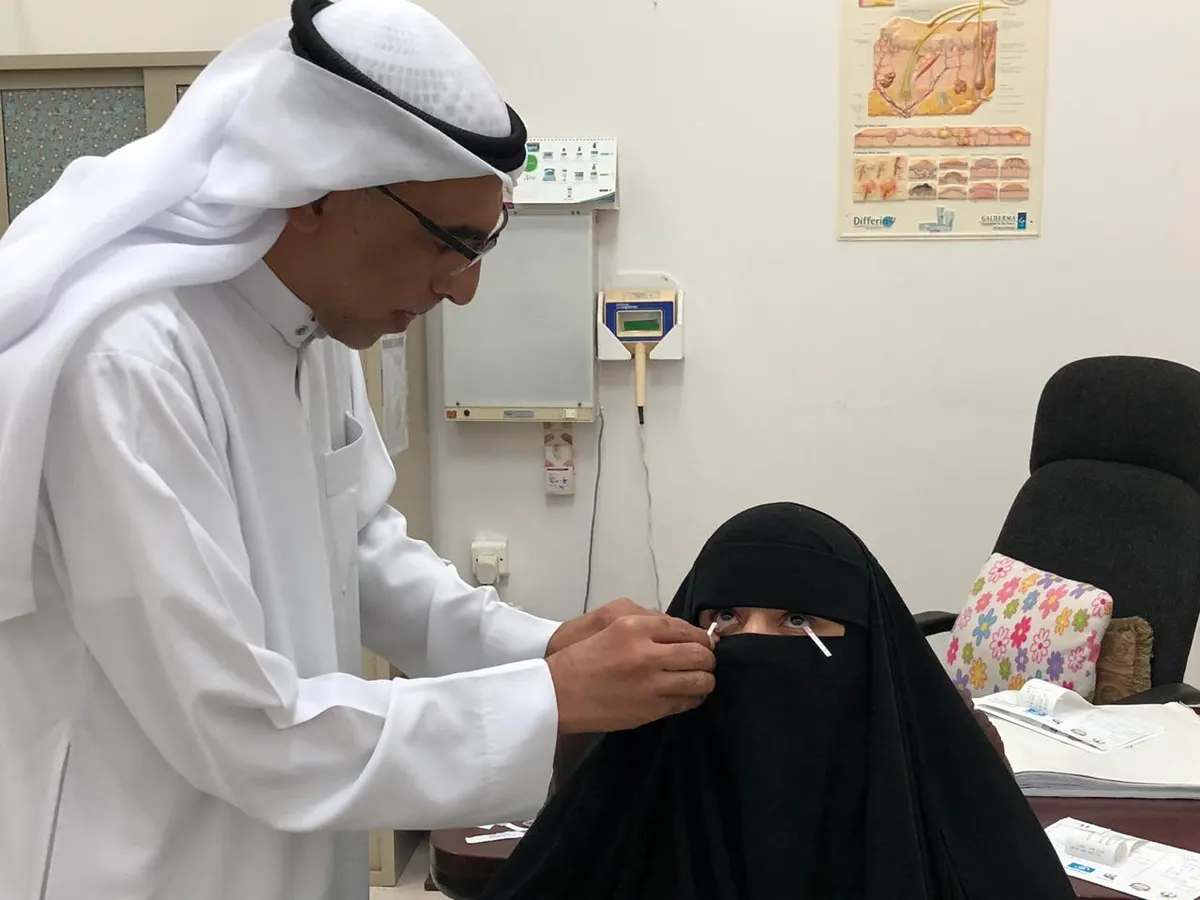 استشاريون واختصاصيون يكافحون جفاف العيون بحملة صحية في صفوى