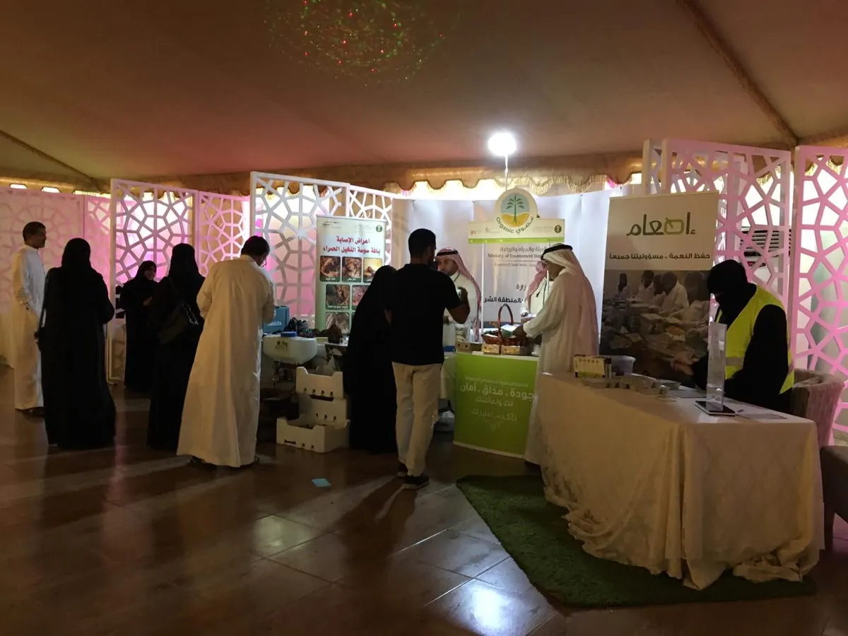 القطيف.. «رداء المودة» و«استهلك صح» يجذبان زوار «بيدي أُحسن بيئتي»