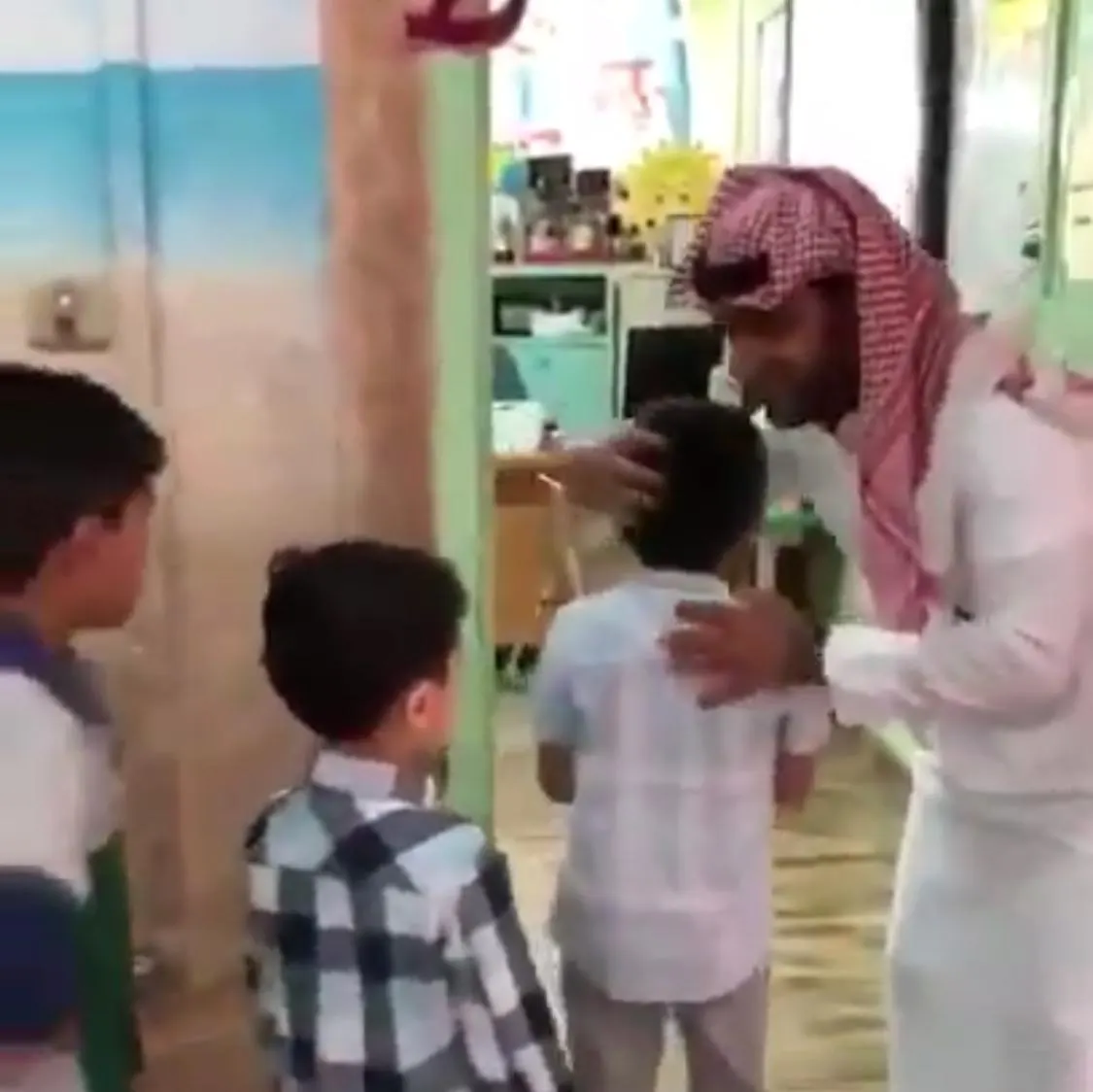 معلمة أجنبية ساهمت في نجوميته.. و«القطيف اليوم» تكشف هوية معلم المصافحة