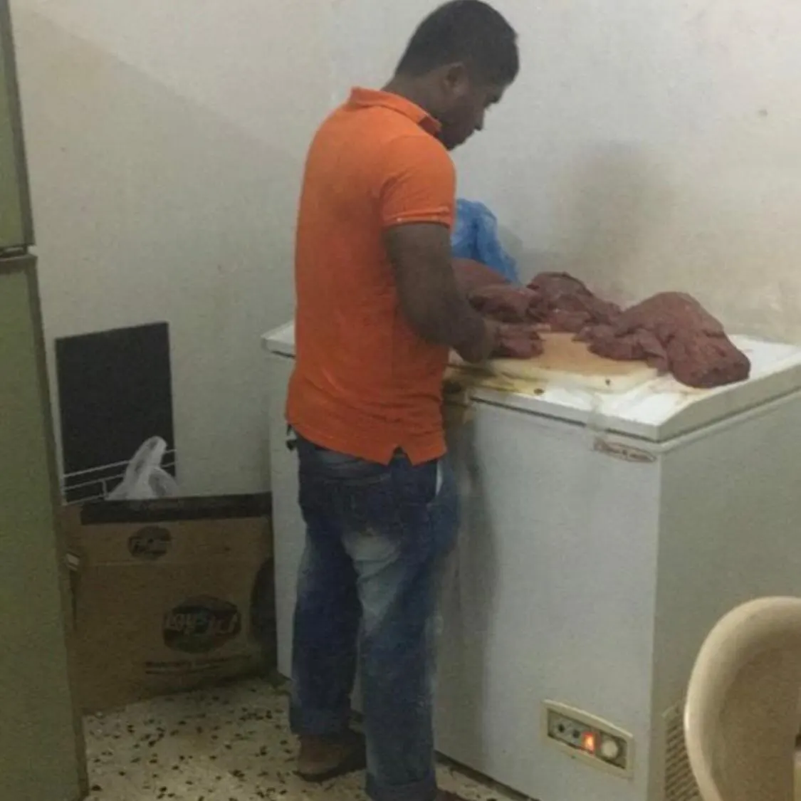 بلدية صفوى: ضبط عمالة تجهز أطعمة بطريقة غير صحية.. شاهد الصور