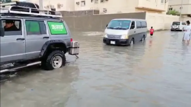 «4×4»: %72 من حالات طلب المساعدة في أمطار المنطقة من قائدات المركبات