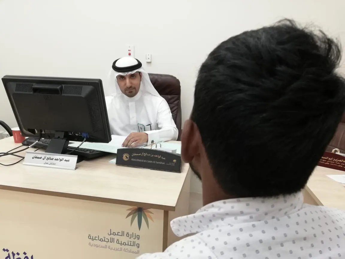 ضبط متغيب وسائق خاص وعمالة منزلية تمارس مهنة التشييد والبناء بالقطيف