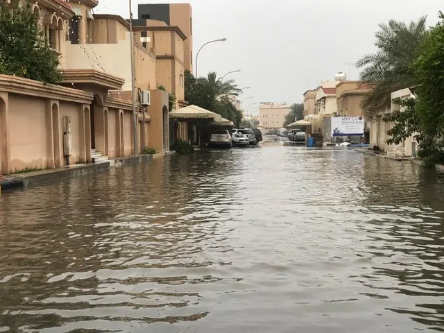 مياه القطيف تحذر: لا تفتحوا أغطية الصرف الصحي لتصريف مياه الأمطار
