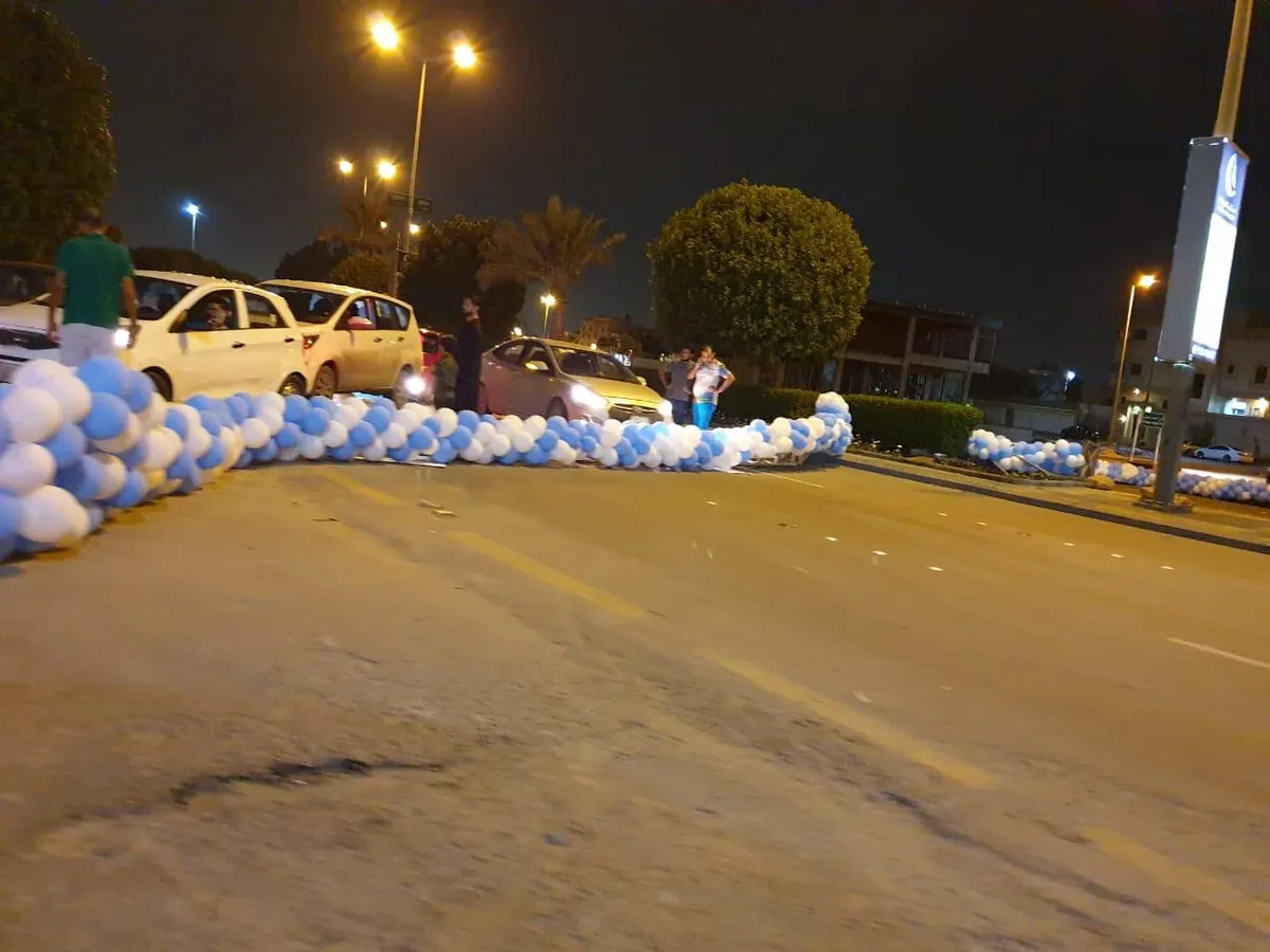 سقوط مجسم ماراثون المشي بالكورنيش.. وتسببه في إرباك الحركة المرورية