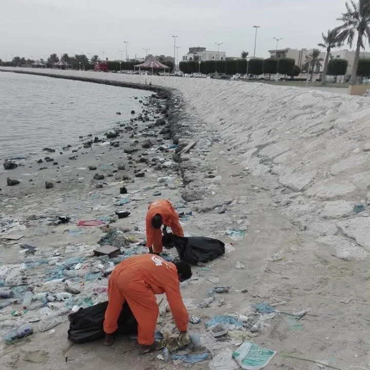 في القطيف وسيهات.. فرق راجلة لالتقاط مخلفات القوارب والزوار