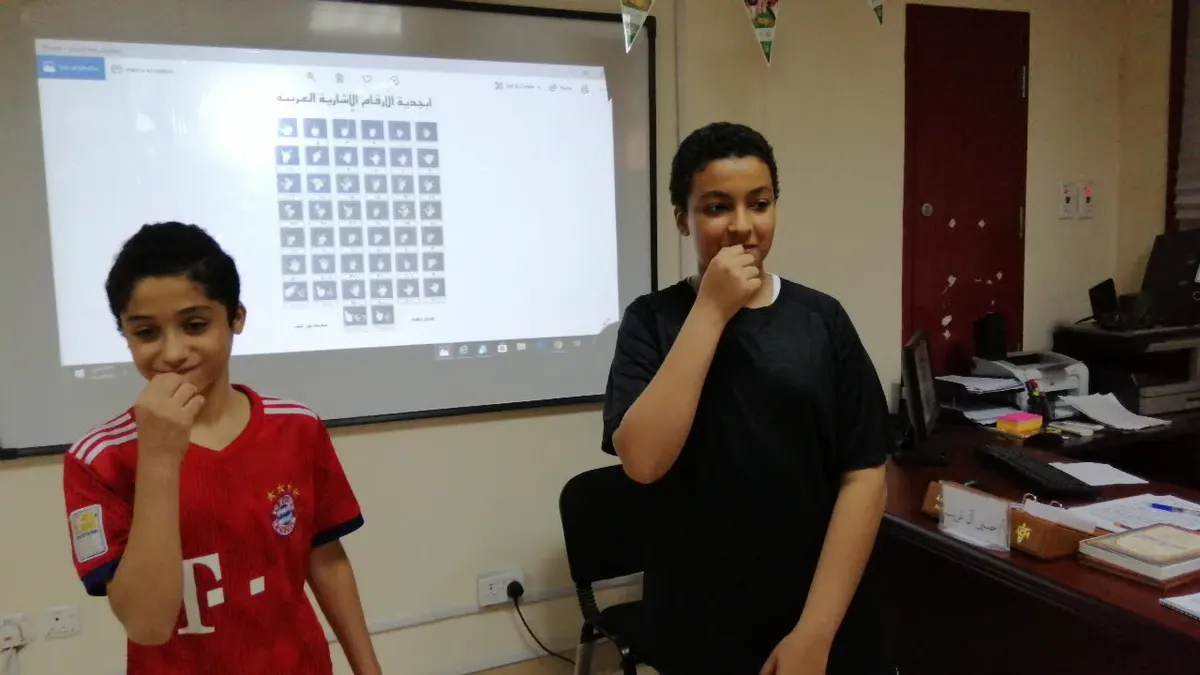 آل جمال يتقمص شخصية معلم.. لتدريب زملائه على لغة الإشارة