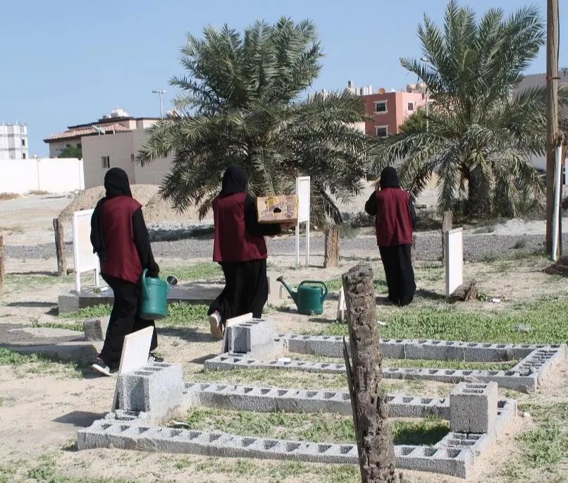 ماذا تفعل أربع فتيات في مقبرة الجش؟