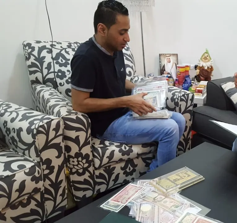في القديح.. عملة عراقية تجر العنكي لاقتناء آلاف النقود الورقية والمعدنية
