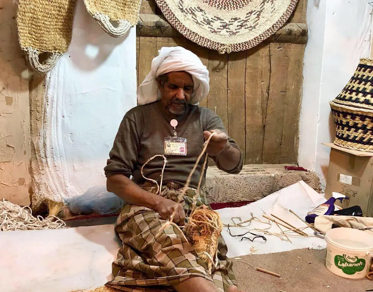 في الجنادرية 33.. حرفيو القطيف وفنانوها ينقلون تراثها بـ التنّاك والقفّاص ونغم النهام