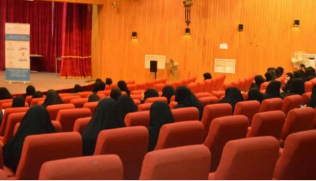 العمل يثقف موظفيه بورش متنوعة