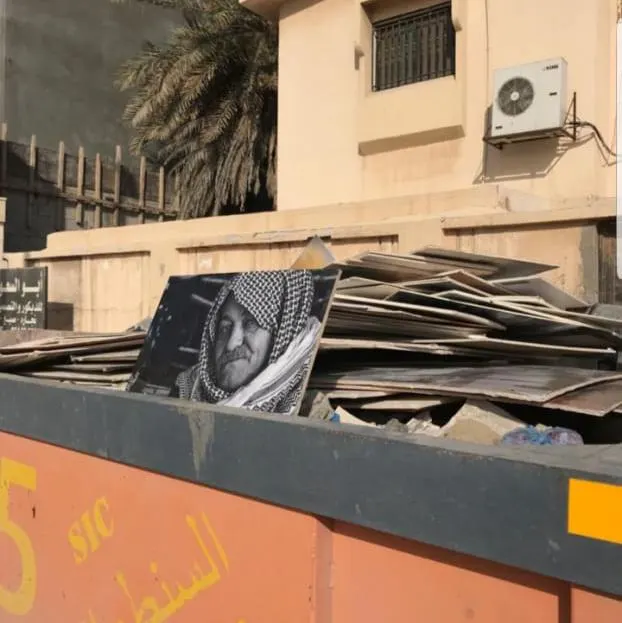 بالفيديو.. العثور على أرشيف وأعمال نادي الفنون بالقطيف في حاوية نفايات