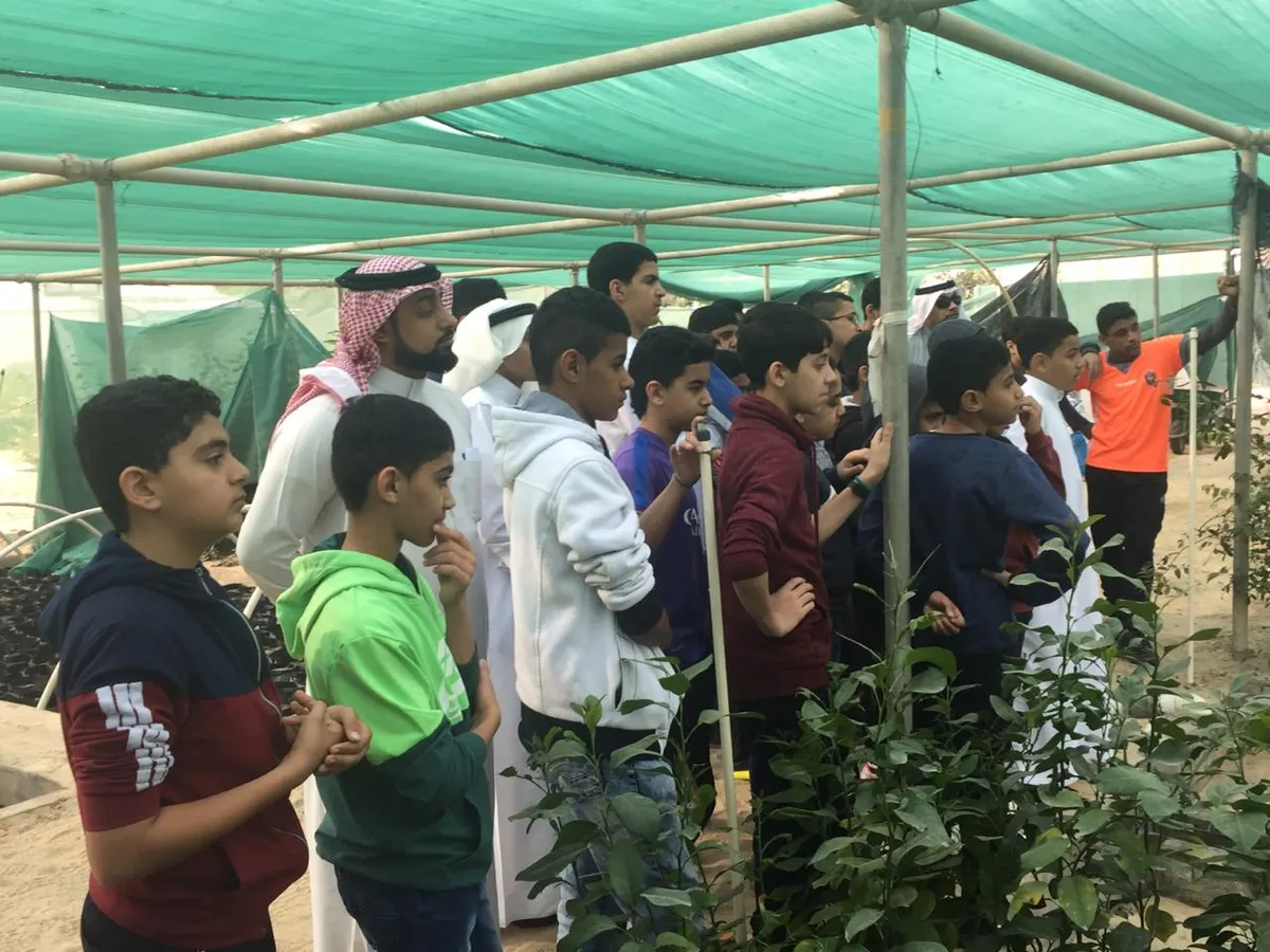 طلاب القديح يتعرفون على طرق الزراعة والتطعيم وفرز العسل بالقطيف