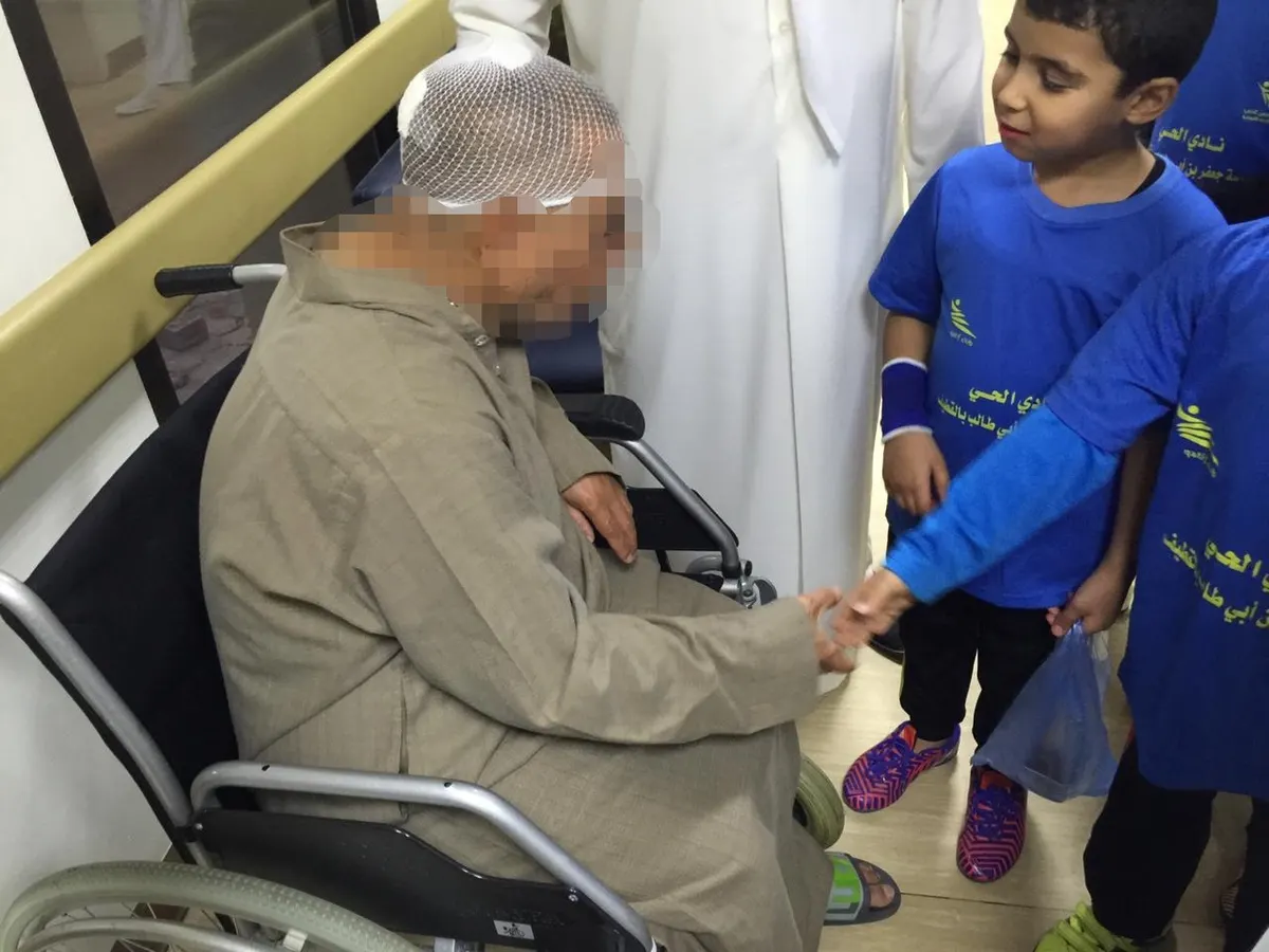 20 طفلًا يرسمون الفرحة على محيّا المسنين في القطيف