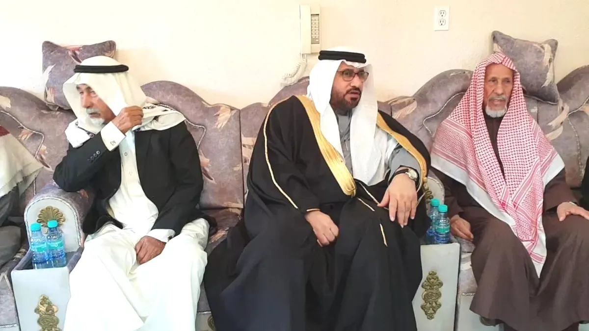 محافظ القطيف يقدم واجب العزاء لأسرة الرحيل بعنك