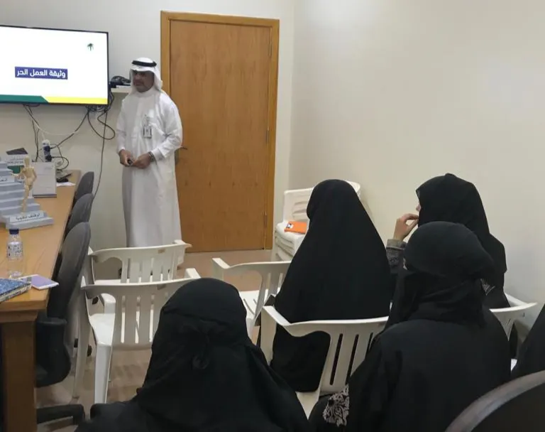 في القطيف.. سيدات العمل يتعرفن على مستجدات الأنظمة بـ«وثيقة العمل الحر»