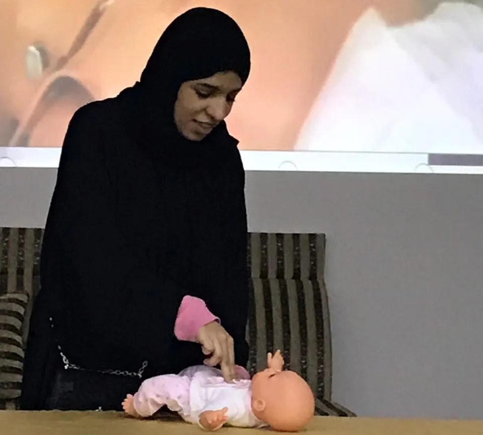 في سنابس.. سيدات يتدربن على إنقاذ الرضع من الغصة