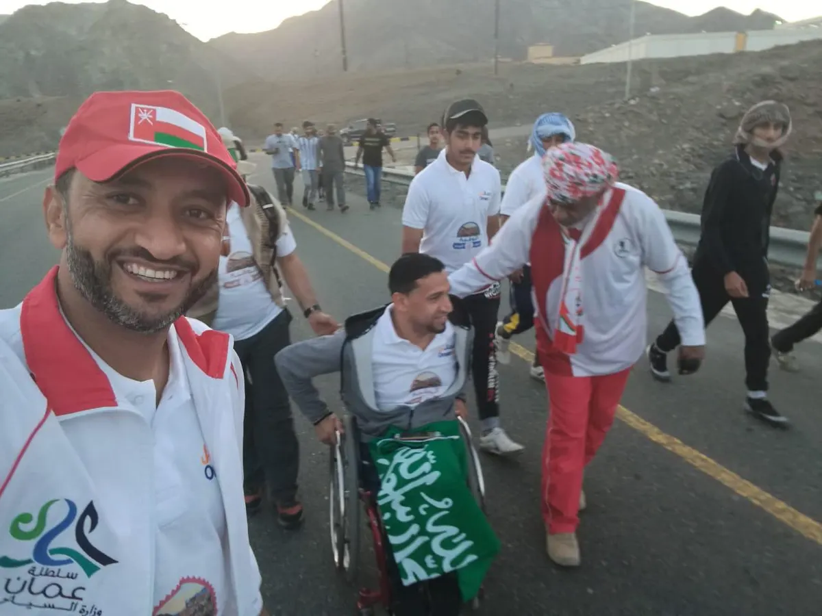 من العوامية إلى عمان.. آل إسماعيل يسجل اسمه كأول سعودي يتسلق قمة جبل بكرسي متحرك