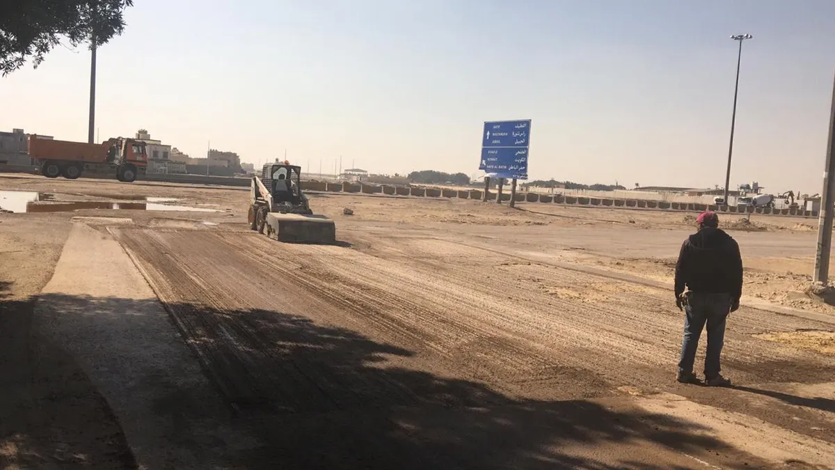 البلدية تلزم مقاولًا بإعادة سفلتة الطريق المؤدية إلى غدير سيهات