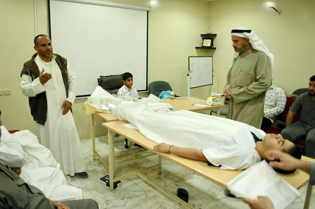 في تاروت.. 31 متدربًا يتعرفون على تغسيل الميت وتكفينه