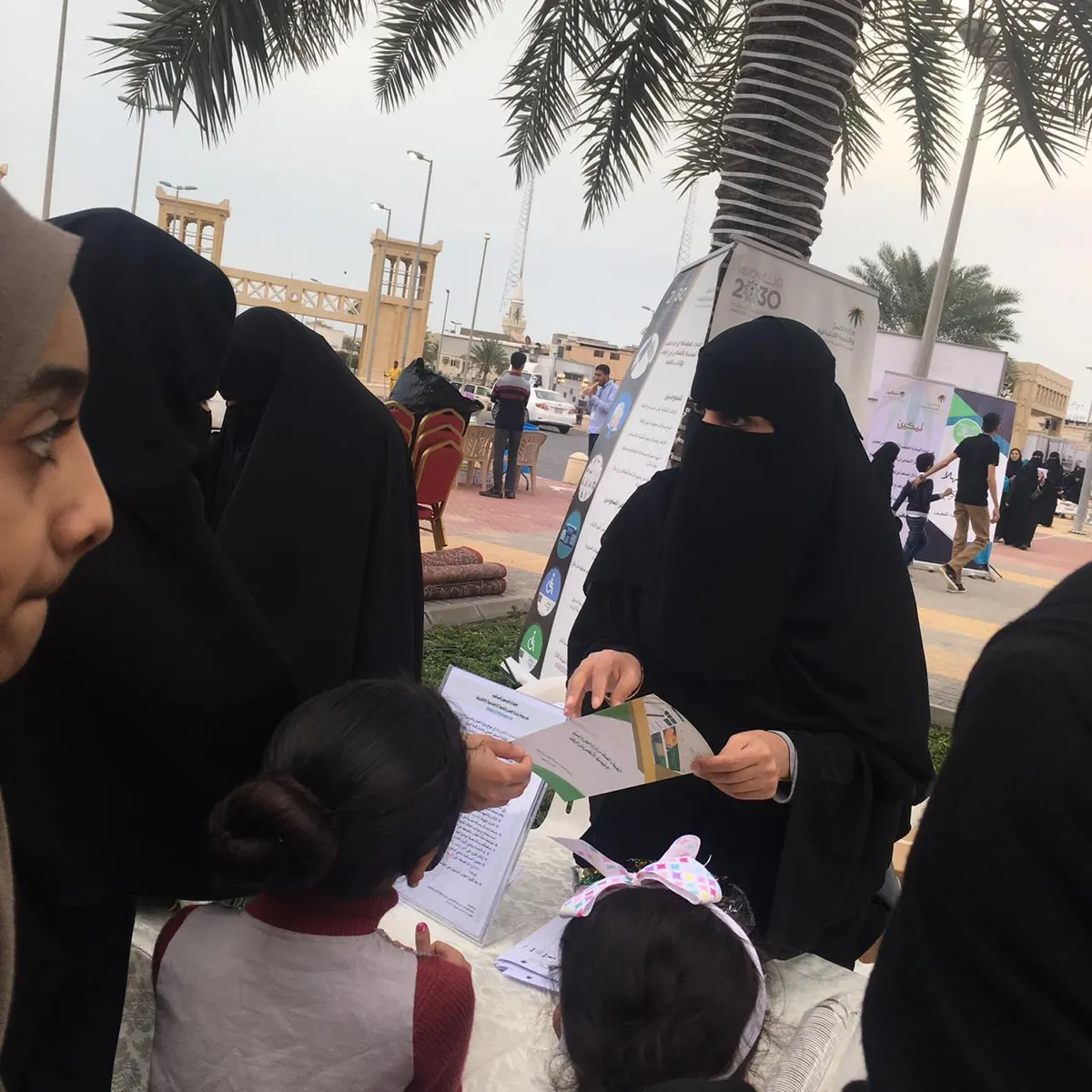 في «براحة» القلعة.. الخدمات المساندة وعمل القطيف يعرّفان بخدماتهما