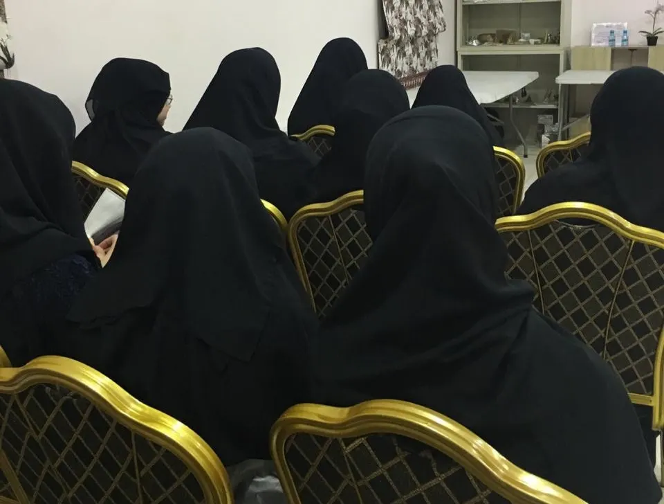 في القديح.. «السبيعي» تحلق بالكفيفات في عالم التأملات