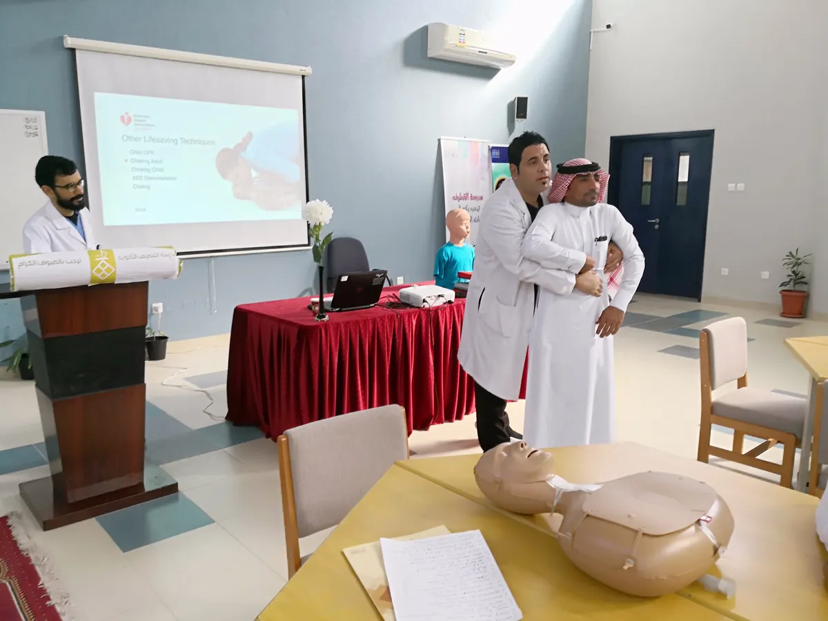 في القطيف.. 200 مشارك يواجهون الغصة والاختناق بـ«CPR»