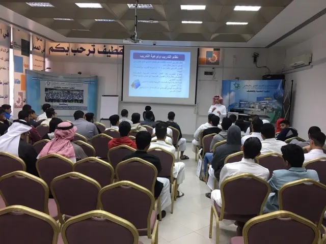 تقنية القطيف تُعرف 55 طالبًا بالتخصصات المناسبة وشروط القبول