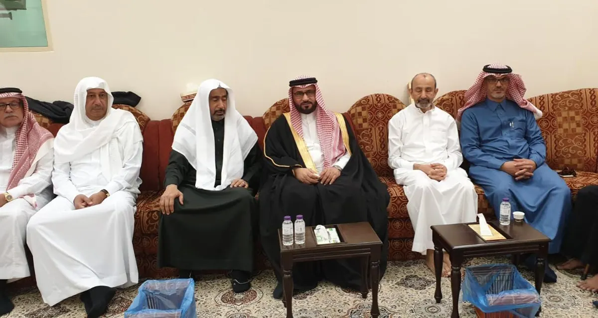 محافظ القطيف يقدم واجب العزاء لأسرة العوامي