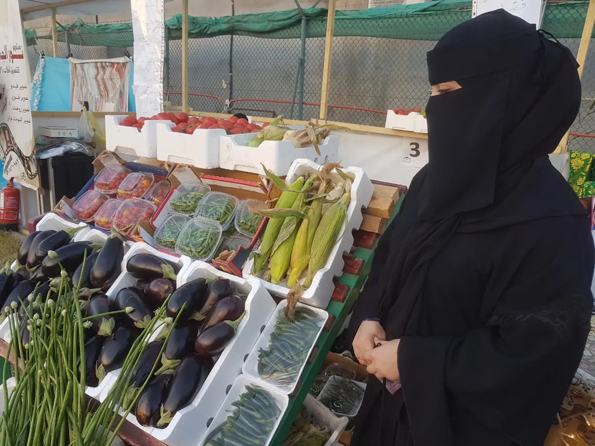 امشيمع تتخلى عن شهادتها الجامعية وتفترش بسطة خضار