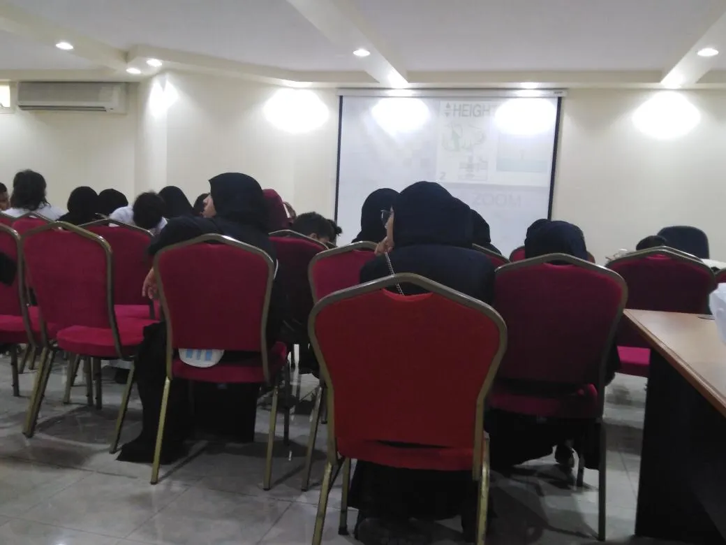 في القطيف.. فتيات يثقفن مستفيدات «كافل» في التعامل مع الغرباء بـ«ليلى والذئب»