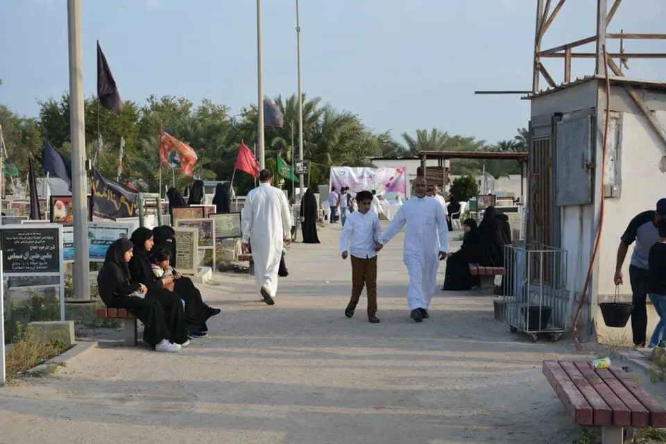 في القطيف.. المئات يحتفون بـ«بر الوالدين» في المقابر