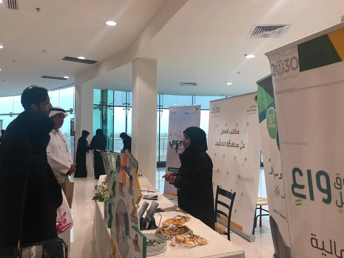 عمل القطيف يجيب عن استفسارات الزوار بـ«اعمل بوعي»