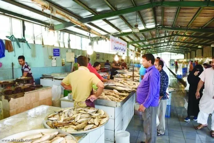 100 طن من الأسماك تنعش حركة البيع بسوق القطيف