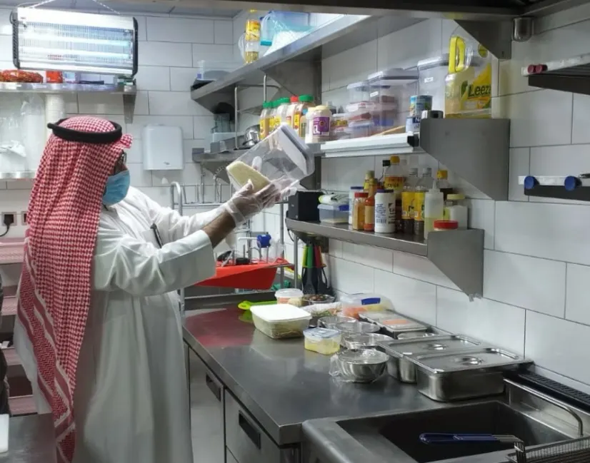في القطيف.. إغلاق 25 محلًا ومصادرة 1076 كجم من الأغذية الفاسدة