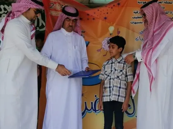 في سيهات.. بعد رحلته في جزيرة الكنز وبحر الحروف.. رجل الأعمال السبع يكرّم الشيخ