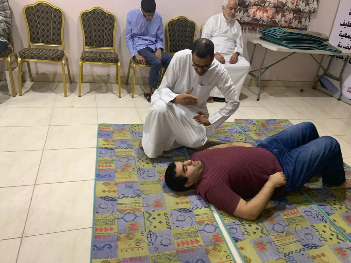 في القديح.. «الفشخي» تعرف المكفوفين بالإصابات الشائعة