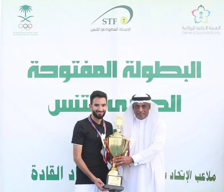 من العوامية.. الفرج يحقق كأس البطولة المفتوحة الكبرى للتنس بالرياض